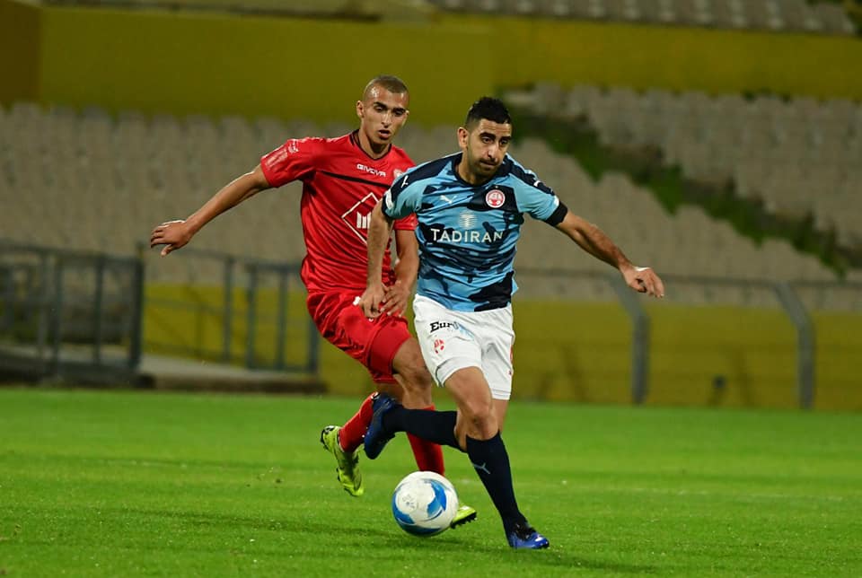 מרוואן קבאהא ברמת גן מקדים שחקן של רעננה. איזו תלבושת מוזרה (צילום: באדיבות הפועל ''תדיראן'' באר שבע)